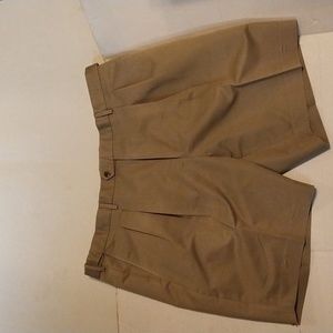 Men's Travelsmith Khaki Pleated Front Shorts - Size 42 Pre-owned Like New